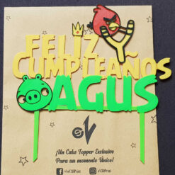 Cake topper de cumpleaños con temática de Angry Birds, personalizado con el nombre.