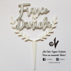 Cake topper para pastel de boda con nombre de los novios Franco y Daniela - Diseño en dos colores y bordes en el texto.