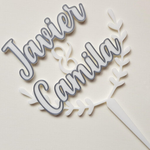Cake topper para pastel de boda con nombre de los novios Javier y Camila - Diseño en dos colores y bordes en el texto.