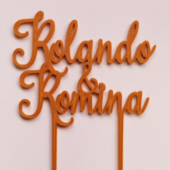Cake topper para torta de matrimonio con los nombres de los novios Rolando y Romina, en un solo color.