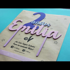 Cake topper personalizado con la edad y el nombre en la frase: 2 añitos Emilia - Vista desde abajo.