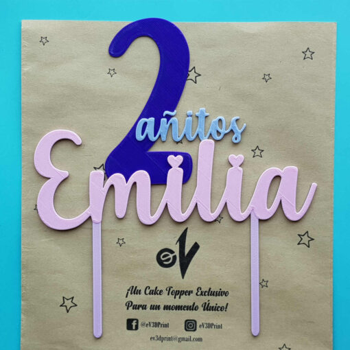 Cake topper personalizado con la edad y el nombre en la frase: 2 añitos Emilia