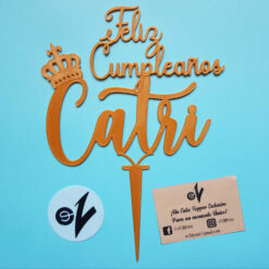 Cake topper para cumpleaños personalizado con el nombre: Feliz cumpleaños Catri.