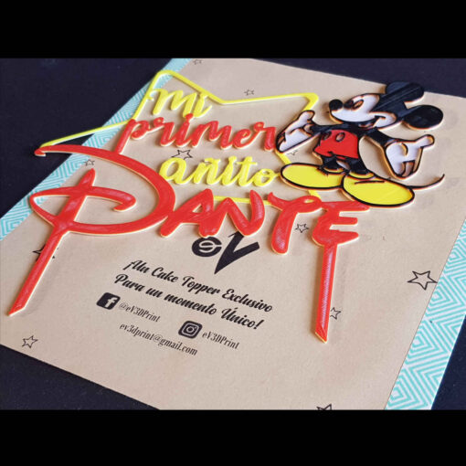 Cake topper personalizado con el nombre y temática de Mickey, con la frase: Mi primer añito.