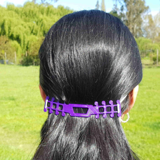 Vista de como se usa el protector de oreja color violeta.